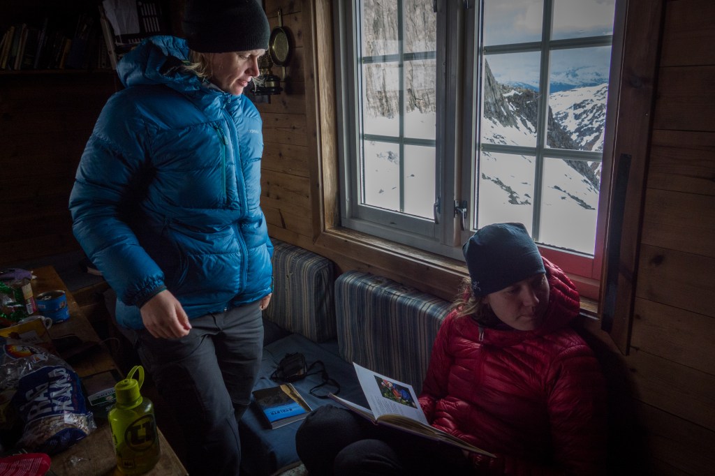 The Baugen hut is very cosy. Bring your binoculars and check which routes are dry. There is also a lot of interesting things to read and topos you can borrow. 